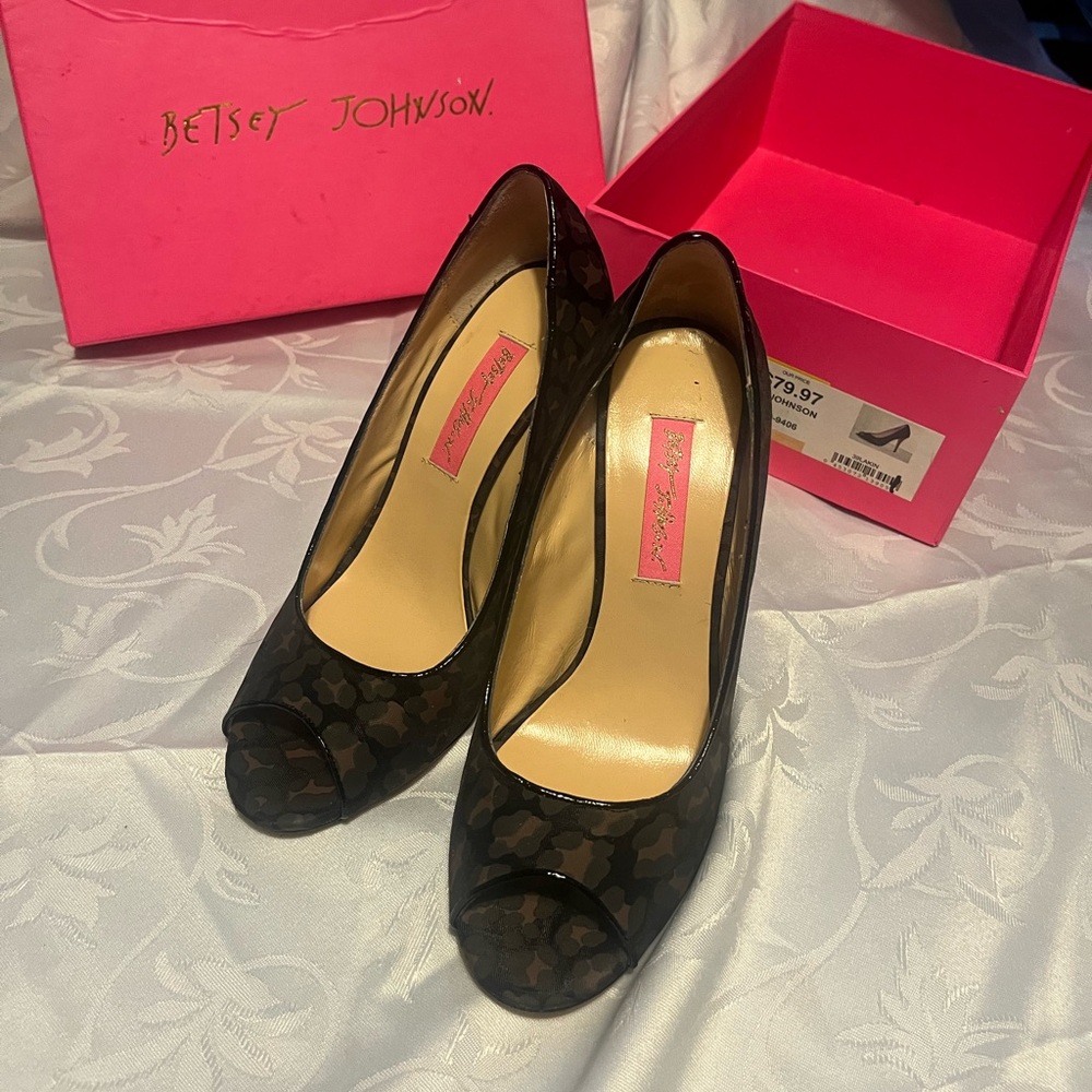 Betsey Johnson Leopard Lakin Peep Toe Heels size 7M